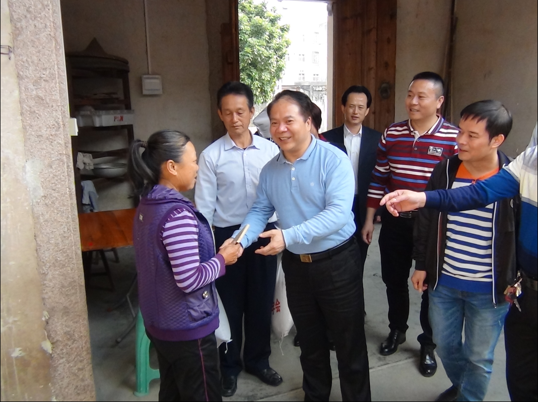 结对帮扶贫困户 走访慰问暖民心
